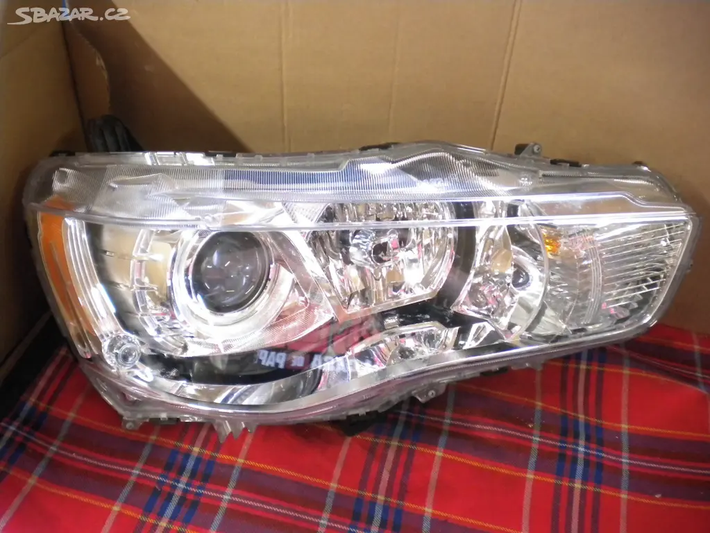 Náhled: PŘEDNÍ SVĚTLOMET MITSUBISHI OUTLANDER 07-12 XENON